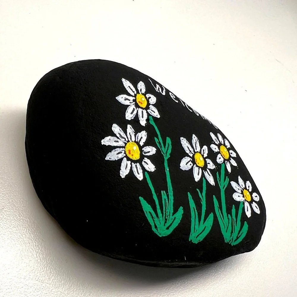 Hand painted WELCOME Rock with daisies